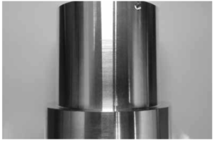 使用漫射光环照明的圆柱形金属零件的划痕检查成像示例