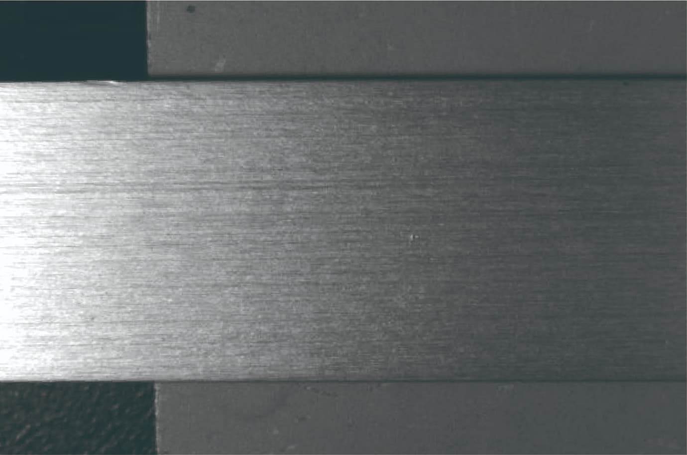 使用直线照明对铜板进行压痕检测的示例